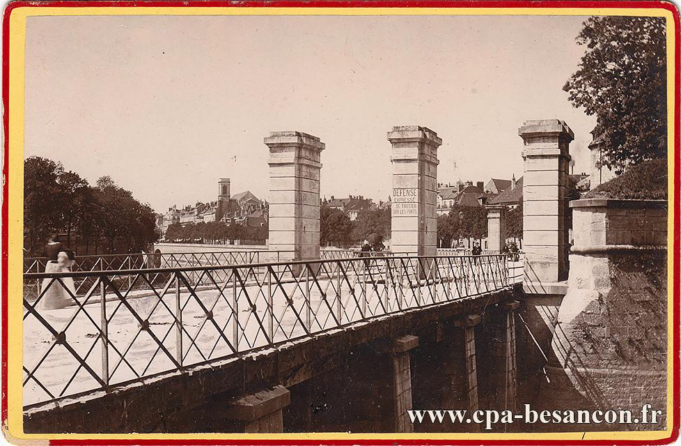 BESANÇON - Pont sur les fortifications, porte de Strasbourg - Quai de Strasbourg, dans le fond la Madeleine